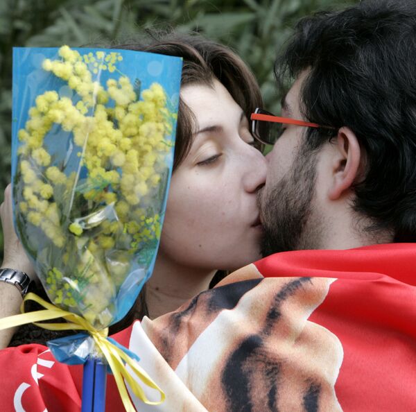 Пара целуется во время марша в центре Рима в честь Международного женского дня - Sputnik Кыргызстан