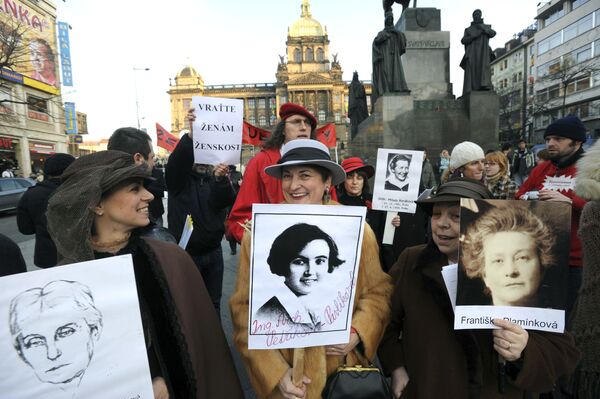 Накануне Международного женского дня активисты и сторонники чешского женского лобби несут портреты выдающихся женщин в истории Чехии - Sputnik Кыргызстан