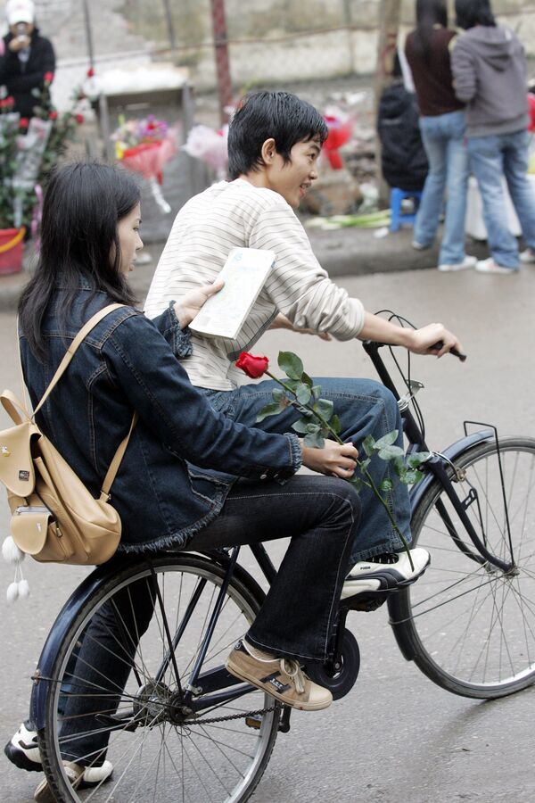 Девушка с розой на багажнике велосипеда в Ханое, Вьетнам - Sputnik Кыргызстан