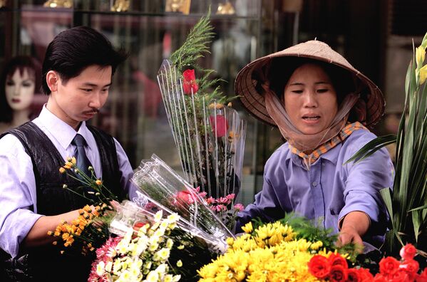 Молодой вьетнамец покупает розы в старом квартале Ханоя, Вьетнам - Sputnik Кыргызстан