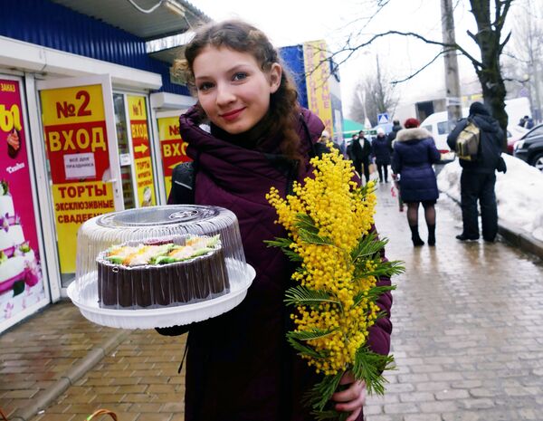 Жительница Донецка с букетом мимозы и тортом в Международный женский день - Sputnik Кыргызстан