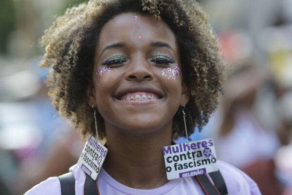 Девушка на марше протеста в Рио-де-Жанейро в Международный женский день - Sputnik Кыргызстан