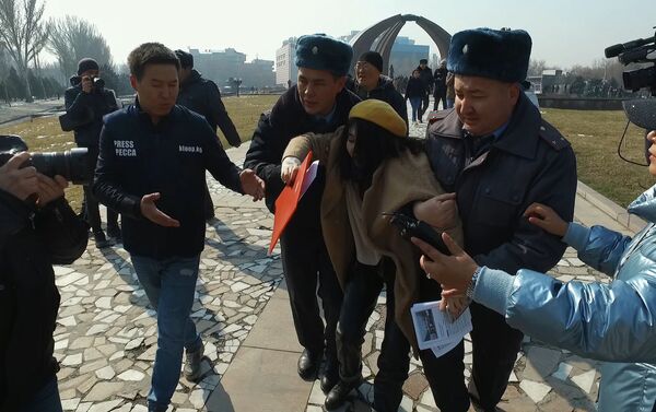 После потасовки приехали милиционеры и начали задерживать участников марша, сажать в специальные автобусы. - Sputnik Кыргызстан