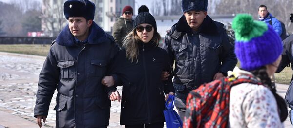 Сотрудники милиции задерживают участников марша феминисток на площади Победы в Бишкеке - Sputnik Кыргызстан