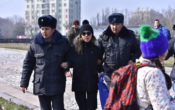 Бишкек шаарында бүгүн милиция феминисттер маршынын катышуучуларын кармап кеткенин Sputnik Кыргызстандын кабарчысы ошол жерден туруп маалымдады - Sputnik Кыргызстан