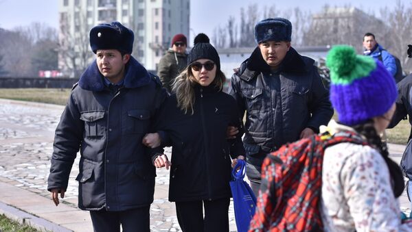 Сотрудники милиции задерживают участников марша феминисток на площади Победы в Бишкеке - Sputnik Кыргызстан