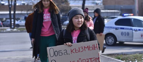 Участники марша феминисток на площади Победы в Бишкеке Участники марша феминисток на площади Победы в Бишкеке - Sputnik Кыргызстан