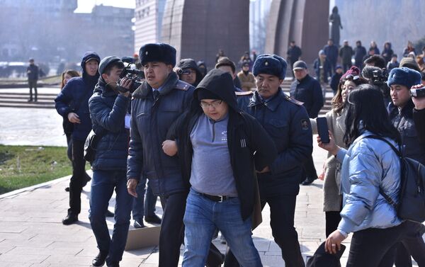 Бир сааттан кийин милиция келип аларды кармап, автобустарга сала баштаган - Sputnik Кыргызстан