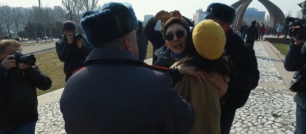 Бишкектеги феминисттерди милициянын автобустарга салган видеосу - Sputnik Кыргызстан