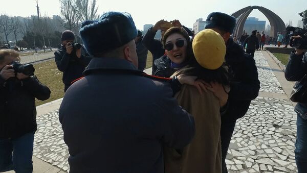 Бишкектеги феминисттерди милициянын автобустарга салган видеосу - Sputnik Кыргызстан