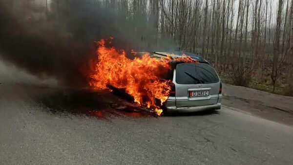 В селе Ырыс Сузакского района Джалал-Абадской области на ходу загорелся автомобиль Opel Vectra - Sputnik Кыргызстан