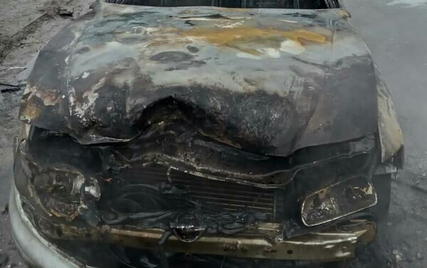 Авто потушили, но оно полностью сгорело. Причина возгорания выясняется. - Sputnik Кыргызстан
