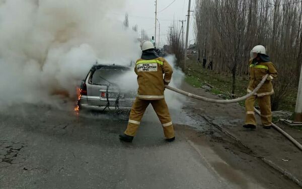 Бүгүн, 8-март күнү, Сузак районунун Ырыс айыл аймагында жүрүп бара жаткан автоунаадан өрт чыгып кетти - Sputnik Кыргызстан