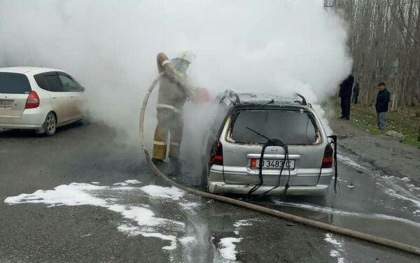В селе Ырыс Сузакского района Джалал-Абадской области на ходу загорелся автомобиль Opel Vectra - Sputnik Кыргызстан
