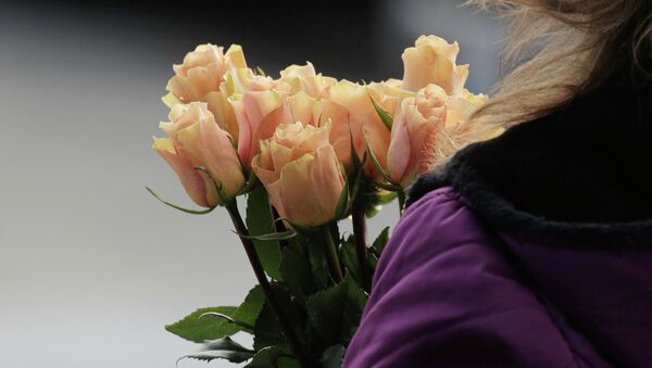 Девушка с букетом цветов. Архивное фото - Sputnik Кыргызстан