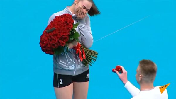 Волейболистке сделали предложение после игры — романтичное видео - Sputnik Кыргызстан