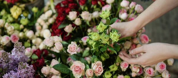 Флорист собирает букет. Архивное фото - Sputnik Кыргызстан