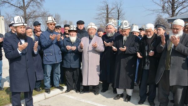 Сегодня Духовное управление мусульман Кыргызстана совместно с гражданами провело в центральной мечети Бишкека обряд жертвоприношения (тулоо) - Sputnik Кыргызстан