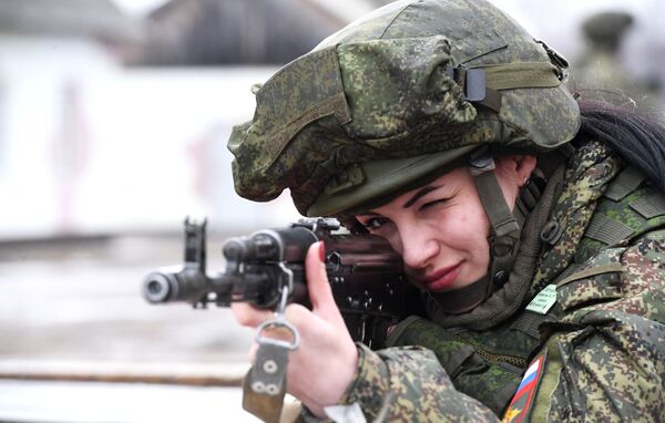 Конкурс красоты среди женщин-военнослужащих Макияж под камуфляж  - Sputnik Кыргызстан