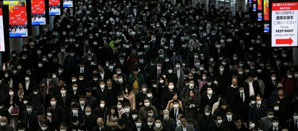 Медициналык маска кийген Токио шаарынын жашоочулары. Архив - Sputnik Кыргызстан