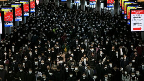 Медициналык маска кийген Токио шаарынын жашоочулары. Архив - Sputnik Кыргызстан
