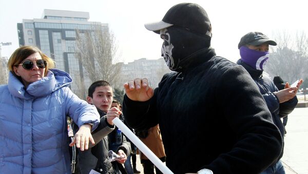 Неизвестные мужчины в масках нападают на участников марша феминисток на площади Победы в Бишкеке. 8 марта 2020 года - Sputnik Кыргызстан