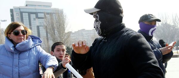 Неизвестные мужчины в масках нападают на участников марша феминисток на площади Победы в Бишкеке. 8 марта 2020 года - Sputnik Кыргызстан