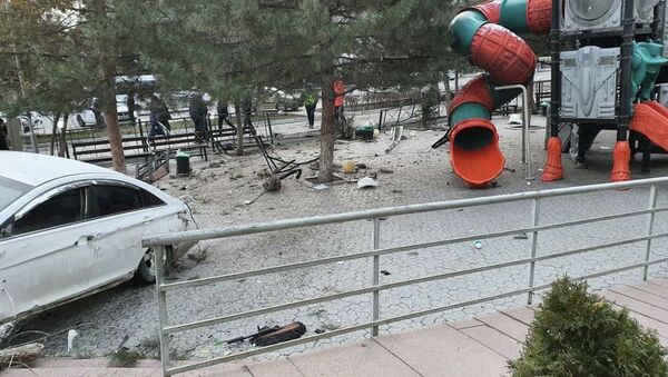 В Бишкеке автомобиль вылетел с трассы и врезался в ступени у входа в торгово-развлекательный центр Cosmo Park - Sputnik Кыргызстан