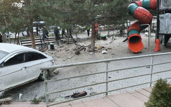 По предварительным данным, легковой автомобиль белого цвета вылетел с трассы, снес ограждение, скамейку и врезался в ступени перед входом в Cosmo Park.  - Sputnik Кыргызстан