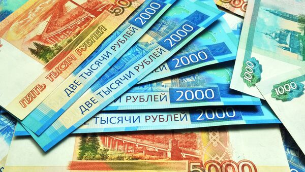 Банкноты номиналом 1000, 2000 и 5000 рублей. - Sputnik Кыргызстан