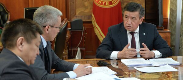 Президент Сооронбай Жээнбеков вице-премьер Эркин Асрандиев, президенттин аппарат жетекчисинин биринчи орун басары Алмаз Кененбаев, Коопсуздук кеңешинин катчысы Дамир Сагынбаев жана саламаттык сактоо министри Космосбек Чолпонбаев менен жолугушуу учурунда - Sputnik Кыргызстан