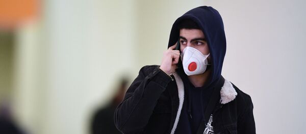 Медициналык маскачан жүргүнчү эл аралык аэропортто. Архив - Sputnik Кыргызстан