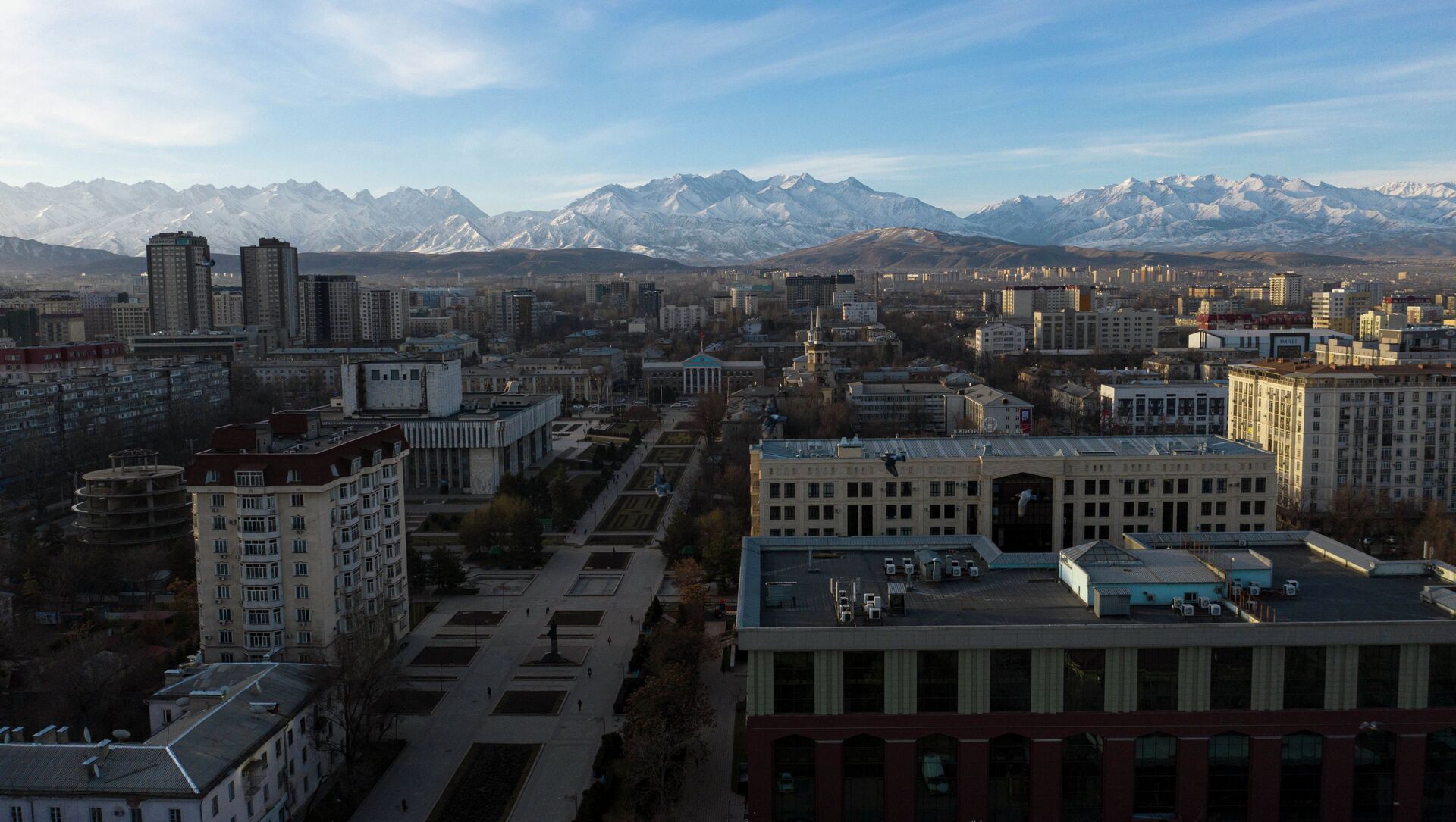 Вид на аллею Молодежи и город Бишкек с высоты, на дальнем плане здание мэрии. Архивное фото - Sputnik Кыргызстан, 1920, 08.02.2021