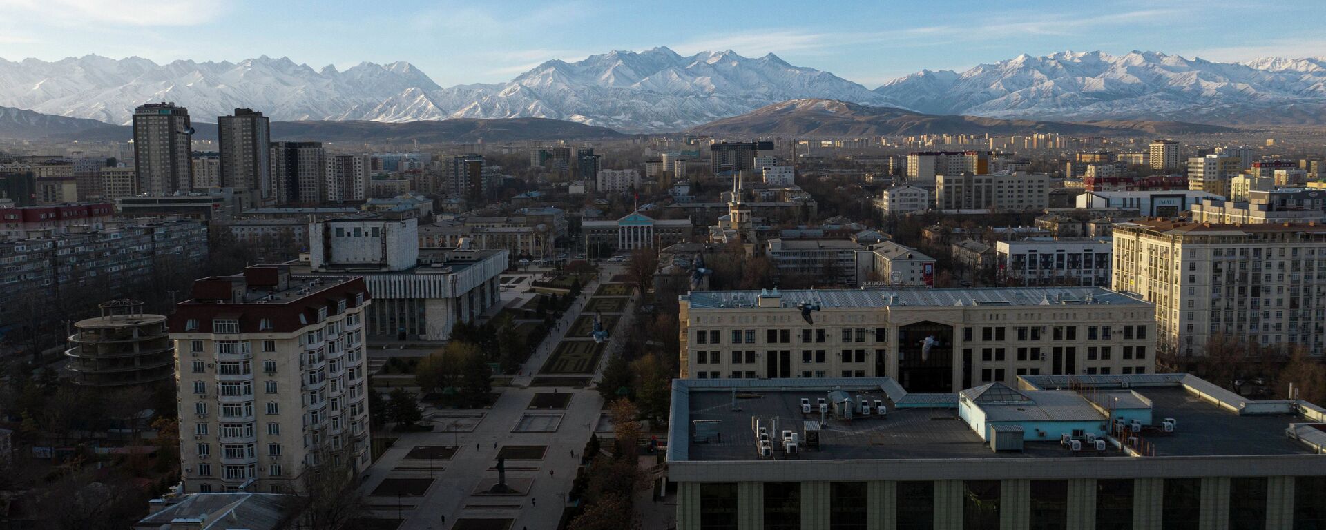 Вид на аллею Молодежи и город Бишкек с высоты, на дальнем плане здание мэрии. Архивное фото - Sputnik Кыргызстан, 1920, 08.02.2021