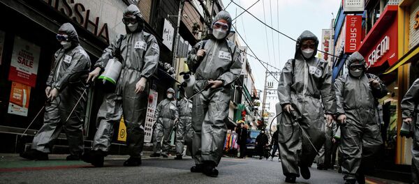 Түштүк Корея жокерлер коопсуздук кийимчен дезинфекция кылып жаткан убакытта. Сеул, 04 март 2020 жыл - Sputnik Кыргызстан