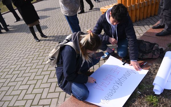 Организаторы сообщали, что на получасовой митинг придут те, кого возмутили события, произошедшие в Бишкеке 8 марта. - Sputnik Кыргызстан