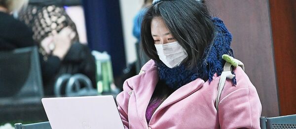 Пассажир в аэропорту в медицинской маске - Sputnik Кыргызстан