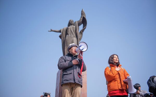  В центре Бишкека у памятника Уркуе Салиевой проходит митинг с участием нескольких сотен человек. - Sputnik Кыргызстан