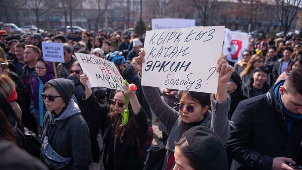 Бишкектеги Аялдардын укуктары үчүн митинг өтүп жаткан убакытта. 10 март 2020 жыл - Sputnik Кыргызстан