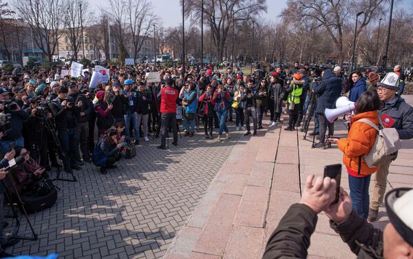 Участники митинга у памятника Уркуе Салиевой в центре Бишкека  - Sputnik Кыргызстан