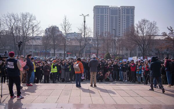 Уюштуруучулар жарым сааттык митинг болорун, ага 8-мартта болгон акция учурунда феминисттерди милиция кармап кеткен окуяга нааразылыгын билдирип чыгарын айтышкан - Sputnik Кыргызстан