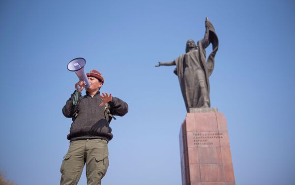 Участник митинга у памятника Уркуе Салиевой в центре Бишкека  - Sputnik Кыргызстан