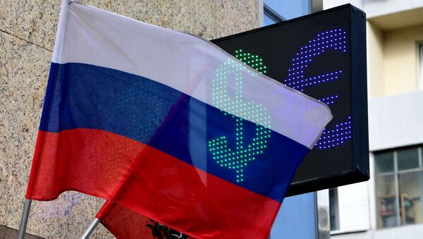 Флаг России на фоне табло курса валют. Архивное фото - Sputnik Кыргызстан