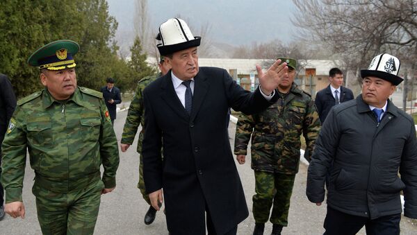 Президент КР Сооронбай Жээнбеков во время посещения Баткенского пограничного отряда в рамках рабочей поездки в Баткенскую область  - Sputnik Кыргызстан