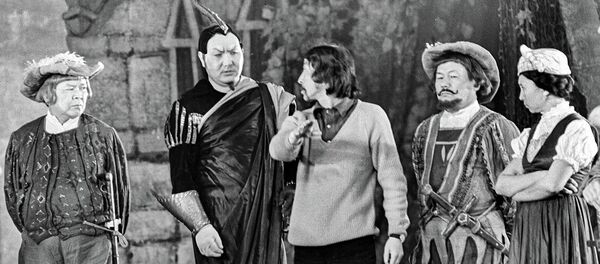 Белгилүү опера ырчысы Болот Миңжылкыев, атактуу режиссёр, сценарист Геннадий Базаров менен Абдылас Малдыбаев атындагы опера жана балет театрынын солисттеринин сүрөтү 1974-жылы Фрунзе (азыркы Бишкек) шаарында тартылган - Sputnik Кыргызстан