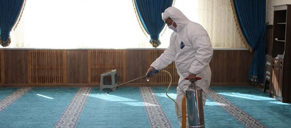 Кыргызстанда коронавирустун таралышын алдын алуу максатында Бишкек шаарынын борбордук жана башка мечиттеринде дезинфекциялоо иштери башталды - Sputnik Кыргызстан