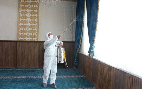 Они дезинфицировали помещения храма, прилегающую территорию и туалет. - Sputnik Кыргызстан