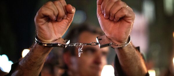 Мужчина в наручниках. Архивное фото - Sputnik Кыргызстан