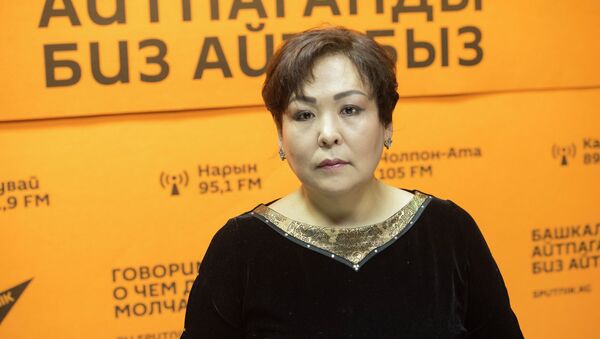 Мастер скульптурного массажа лица Мира Кулабаева - Sputnik Кыргызстан