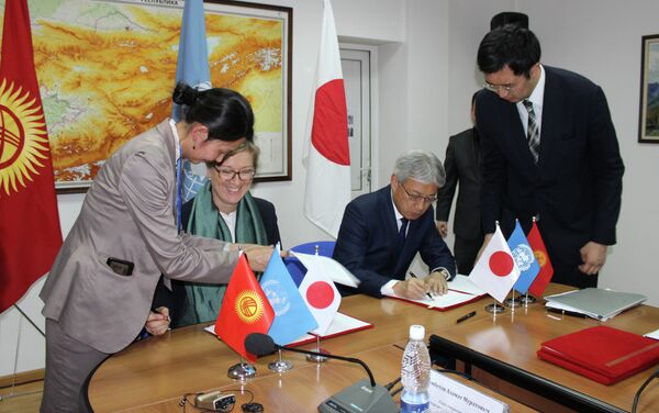 В посольстве Японии состоялось официальное подписание проектов, согласно которым правительство Страны восходящего солнца выделит Кыргызстану 8 миллионов долларов. - Sputnik Кыргызстан